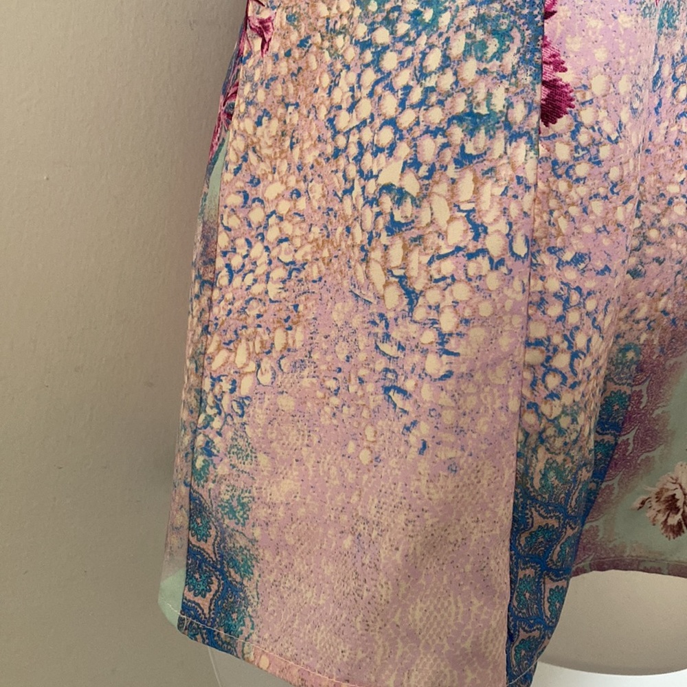 EUC Skies Are Blue Floral Tank - Picture 4 of 7